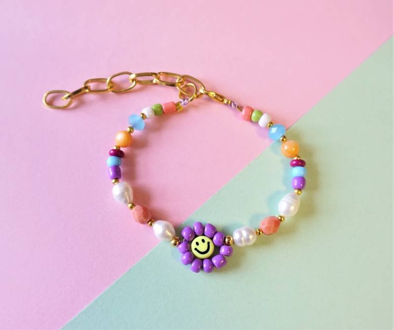 Süßes Perlen Armband Blümchen - Süßwasserperlen Perlenarmband Bunt Gold Gänseblümchen Happy Face- Buntes Smiley Daisy Blume von ManufakturNicoleK