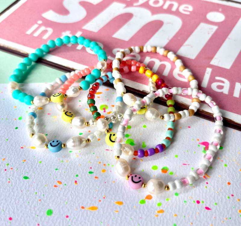 Süßwasserperlen Perlen Armband Happy Face - Lächeln Smile Smiley Armkette Bunt Sommer Perlenarmband Geschenk Handgemacht von ManufakturNicoleK