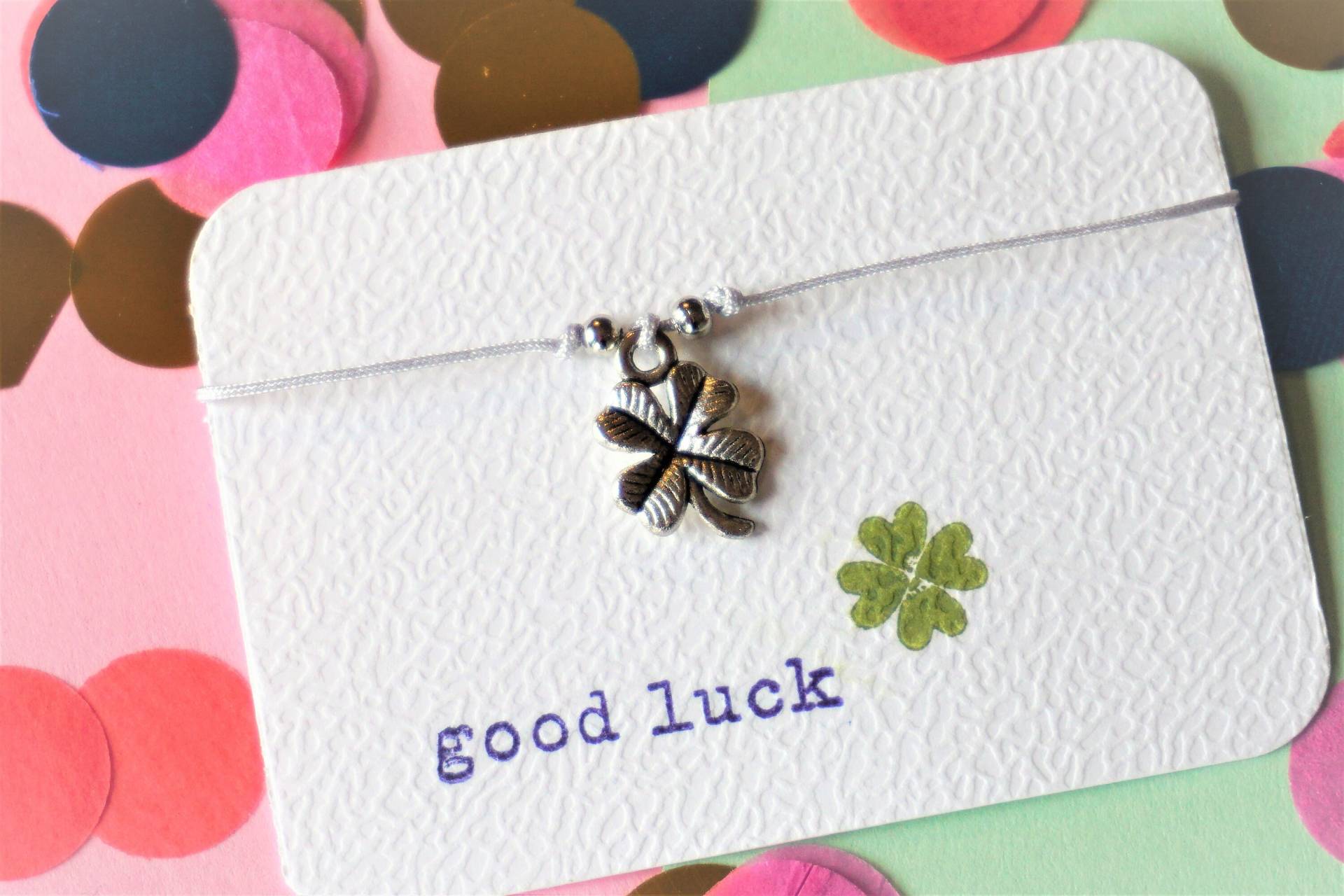 Wunscharmband „Good Luck" - Glücksbringer Armband Mit Kleeblatt, Handgemacht, Geschenk Zur Einschulung, Prüfung, Muttertag, Geburtstag Wunscharmband „Good Luck" - Glücksbringer Armband Mit Kleeblatt, Handgemacht, Geschenk Zur Einschulung, Prüfung, Muttertag, Geburtstag von ManufakturNicoleK