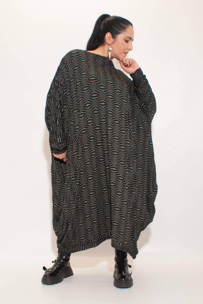 Oversized Kleid Mit Turtleneck Kragen Avantgarde in Großer Größe Langärmeliges Übergröße von ManufakturRuffer