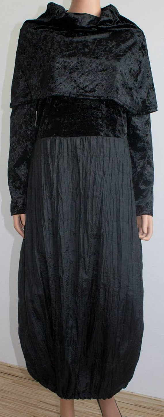 Schwarzes Kleid Für Frauen/Elegantes Tulpenkleid Ballonkleid Aus Samt Und Crashtaft von ManufakturRuffer