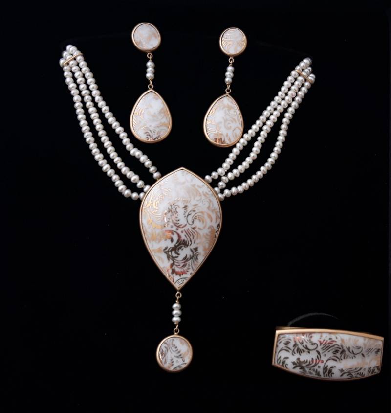 Schmuckset 3-Teilig Hochzeit Brautschmuck Collier Ring Ohrring Echtschmuck Echtgold 18K Gold 750 Gelbgold Porzellan Perlen Tropfen von ManufakturSunanta