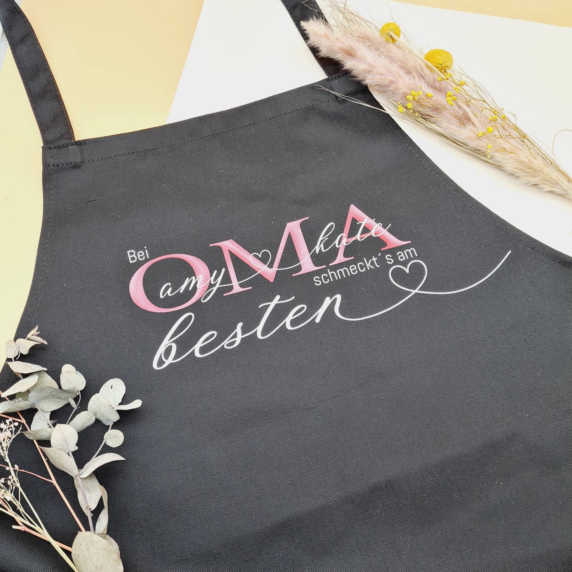 Personalisierte Schürze Bei Mama | Oma Schmeckts Am Besten Personalisierte Schürze Bei Mama | Oma Schmeckts Am Besten von ManufakturZauber