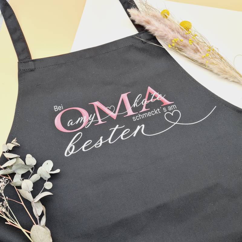 Personalisierte Schürze Bei Mama | Oma Schmeckts Am Besten Personalisierte Schürze Bei Mama | Oma Schmeckts Am Besten von ManufakturZauber