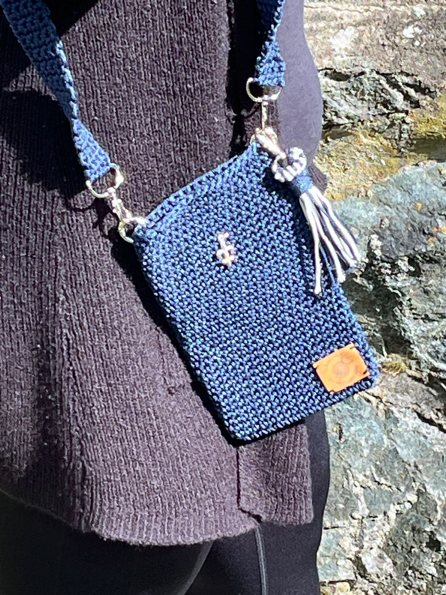 Blaue Handytasche Gehäkelt Mit Lilie Zum Umhängen Blaue Handytasche Gehäkelt Mit Lilie Zum Umhängen von ManusSchmuckwelt