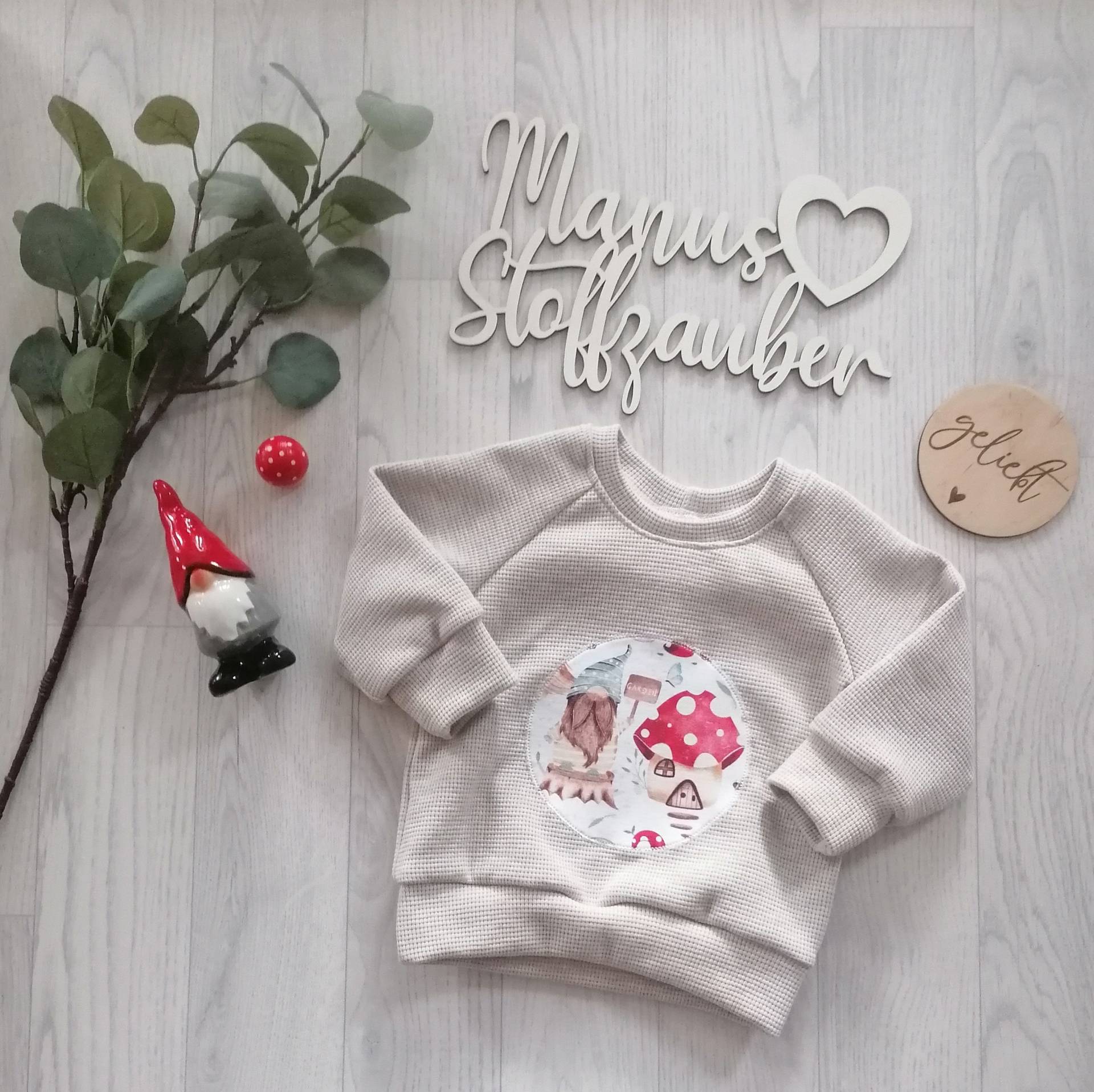 Sweater Fliegenpilz Wichtel Waffeljersey Pulli Langarmshirt Baby Kinder Sweater Fliegenpilz Wichtel Waffeljersey Pulli Langarmshirt Baby Kinder von ManusStoffzauber