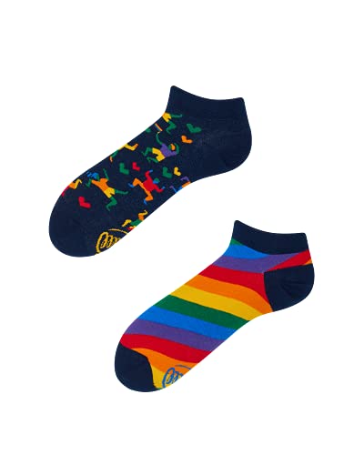 Many Mornings - Over the Rainbow Low - Mismatched Sneaker Socken - Pride, Regenbogen, Liebe (43-46) von Many Mornings