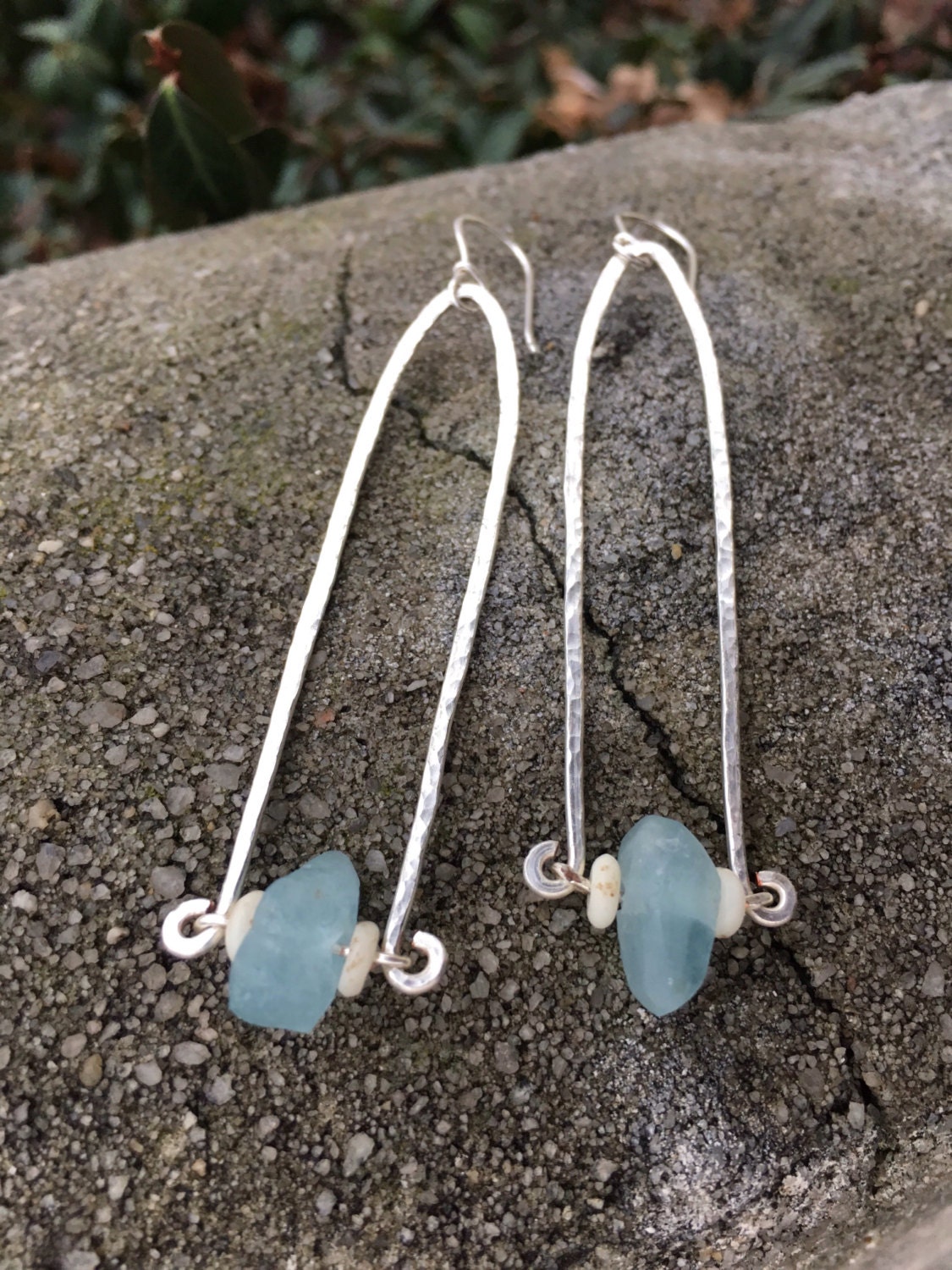 Aquamarin Tropfen Handgeschmiedeter Sterling Silber Rahmen Und Ohrringe Mit Roh Aquamarin Tropfen Handgeschmiedeter Sterling Silber Rahmen Und Ohrringe Mit Roh von ManyMoonsDesigns