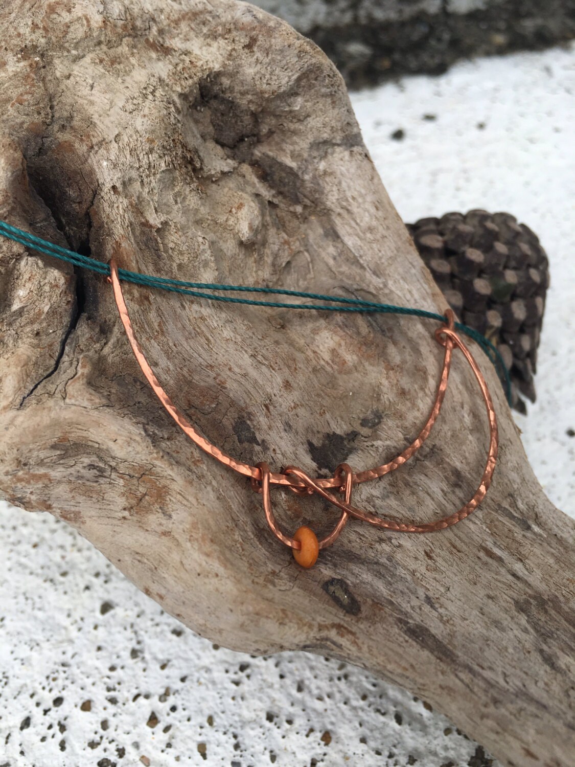 Mini-Monde-Deep Teal-Handgeschmiedet Kupferdraht Mit Orange Gebet Bead Mini-Monde-Deep Teal-Handgeschmiedet Kupferdraht Mit Orange Gebet Bead von ManyMoonsDesigns