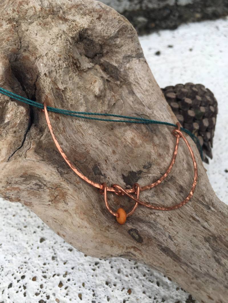 Mini-Monde-Deep Teal-Handgeschmiedet Kupferdraht Mit Orange Gebet Bead Mini-Monde-Deep Teal-Handgeschmiedet Kupferdraht Mit Orange Gebet Bead von ManyMoonsDesigns