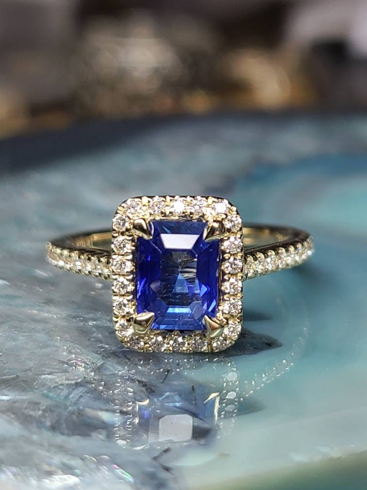 Blauer Saphir Smaragd Schliff Und Diamant Gelbgold Ring von ManyaJewelers