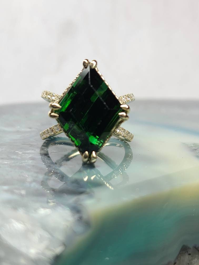 Diamant Form Grüner Turmalin Und Ring von ManyaJewelers