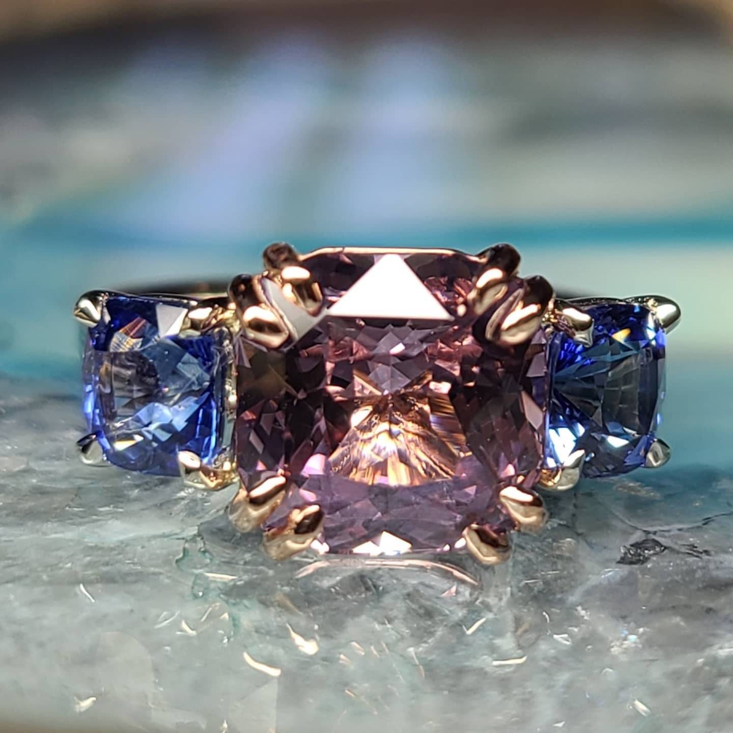 Ring Aus Lavendel Spinell Und Blauem Saphir von ManyaJewelers