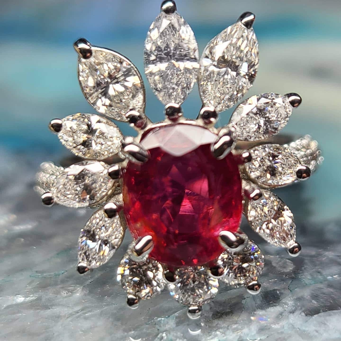 Ovaler Ring Aus Rotem Spinell Und Diamant von ManyaJewelers