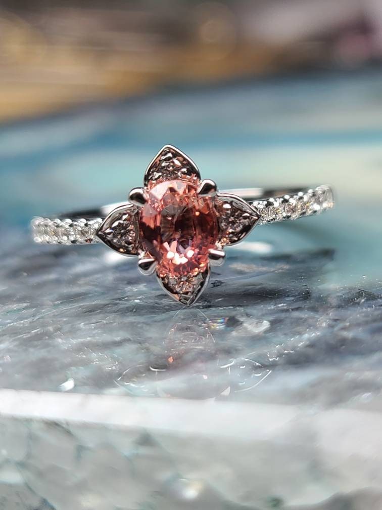 Padparadcha Und Diamant Als Ring von ManyaJewelers