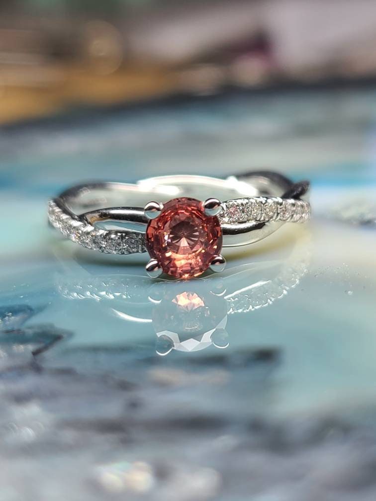 Padparadscha Saphir Und Diamant Ring von ManyaJewelers