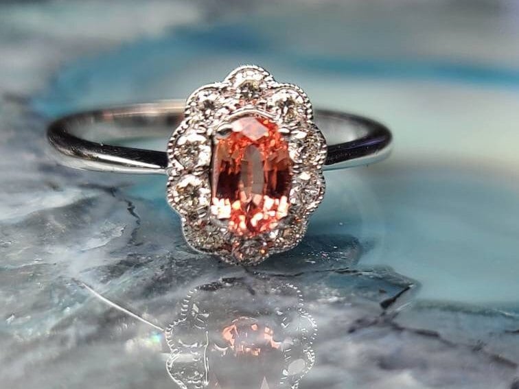 Padparadscha Und Diamant Als Ring von ManyaJewelers