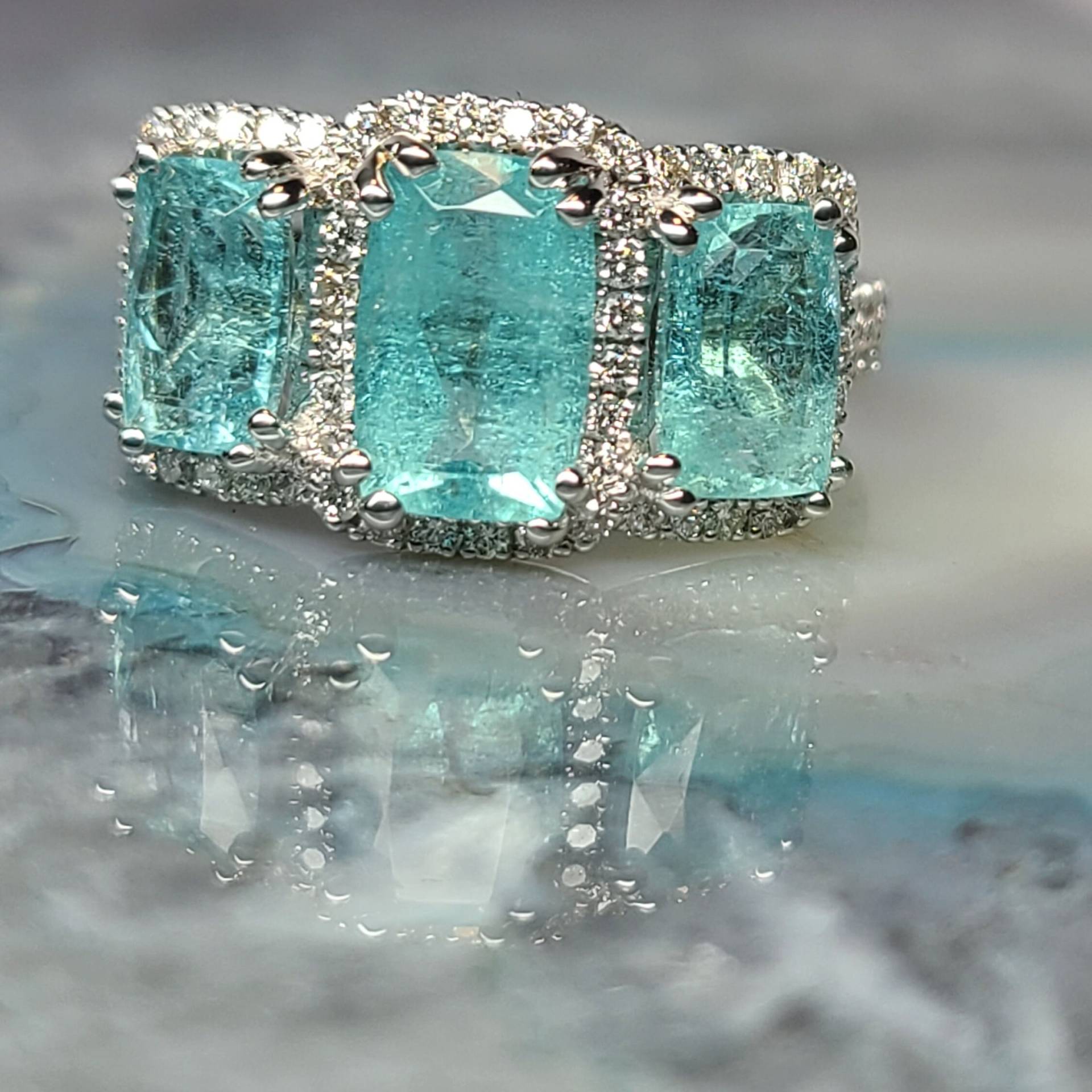 Paraiba Turmalin Und Diamant Ring von ManyaJewelers