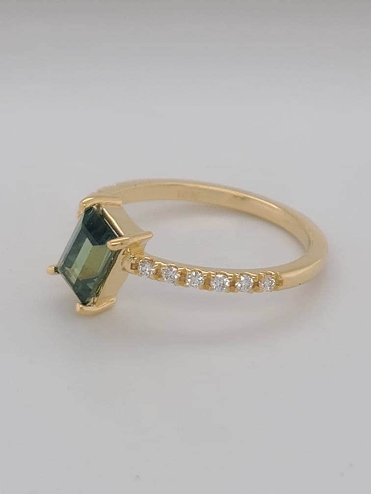 Türkis Saphir Und Diamant Ring von ManyaJewelers