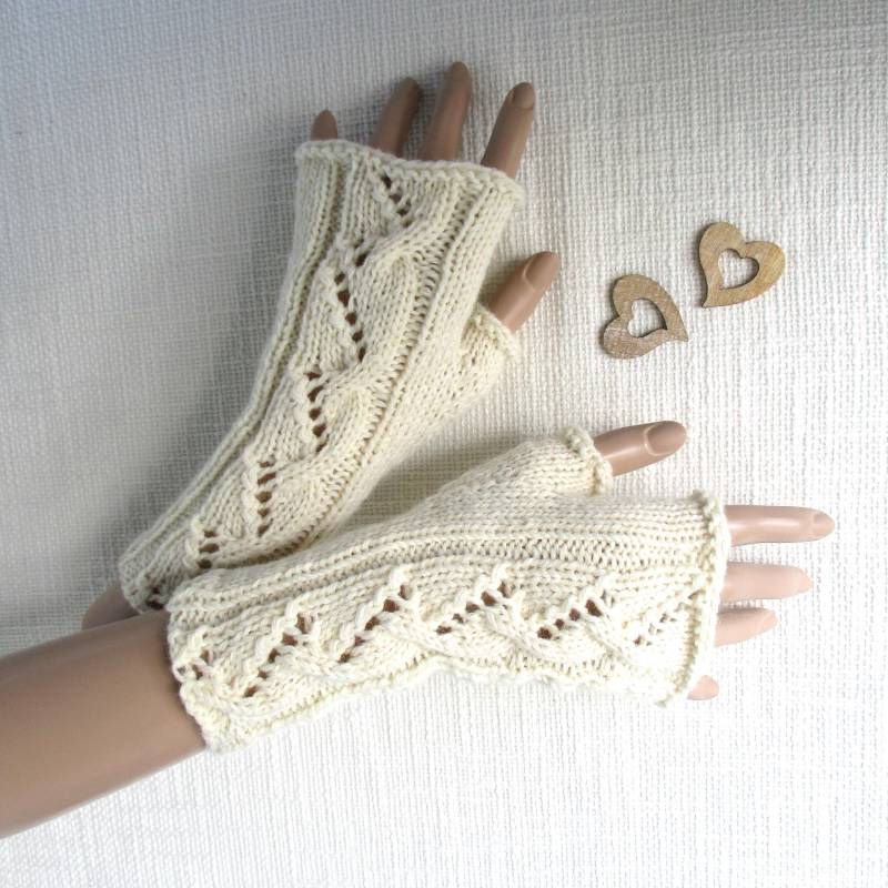 Armstulpen Gestrickt in Wollweiß Aus Alpaka Und Wolle Mit Ajour Zopfmuster von MaomaKreativdesign