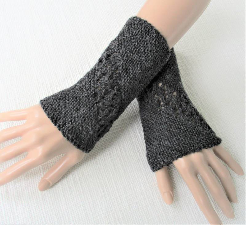 Armstulpen Handgestrickt in Dunkelgrau Mit Muster Strickstulpen Handstulpen von MaomaKreativdesign