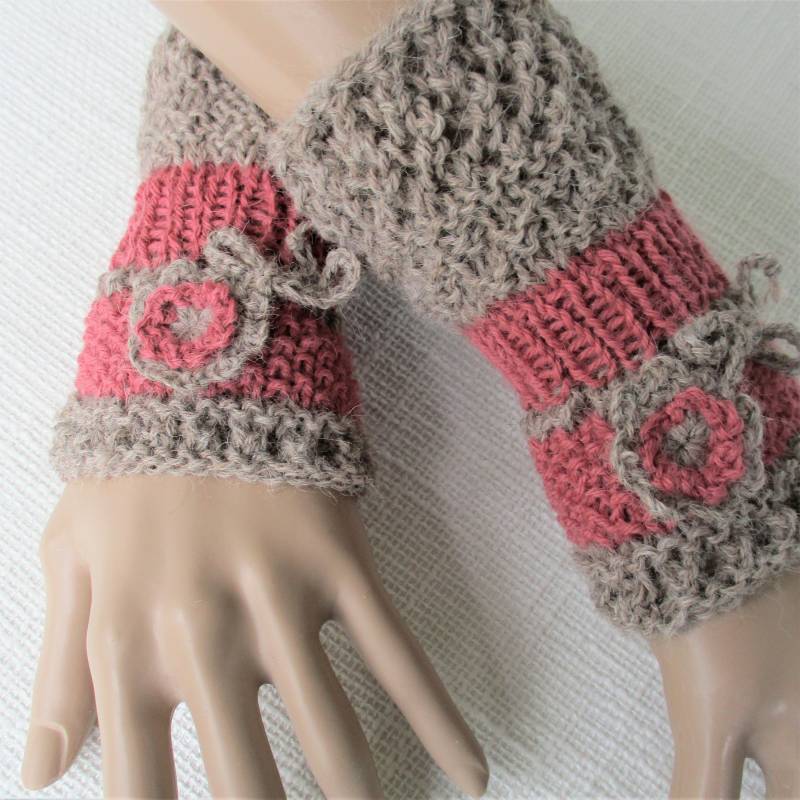 Armstulpen Pulswärmer Handgestrickt Aus Alpaka Im Mustermix Grau Mauve von MaomaKreativdesign