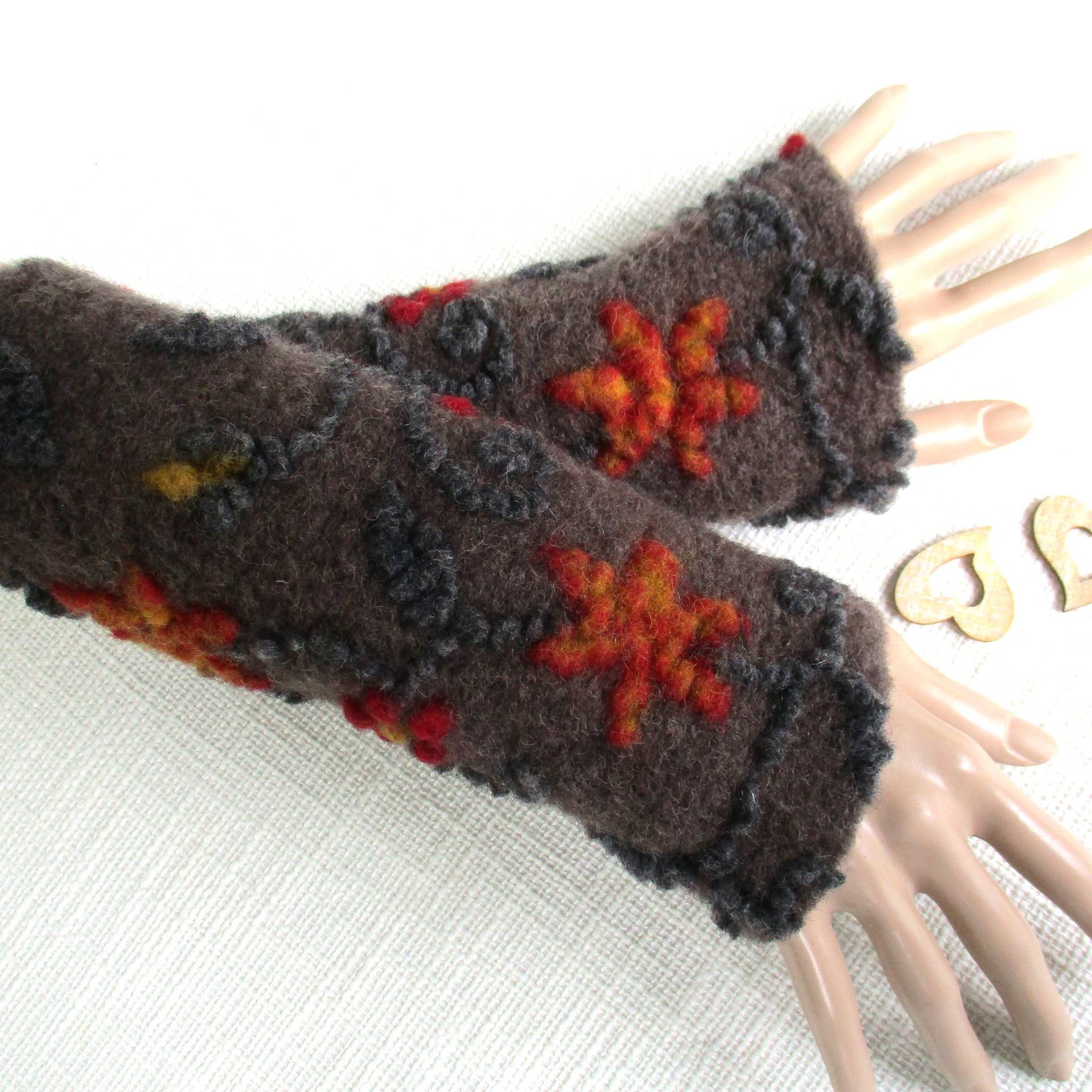 Armstulpen Wollwalkstulpen Braun Melange Mit Blumen von MaomaKreativdesign