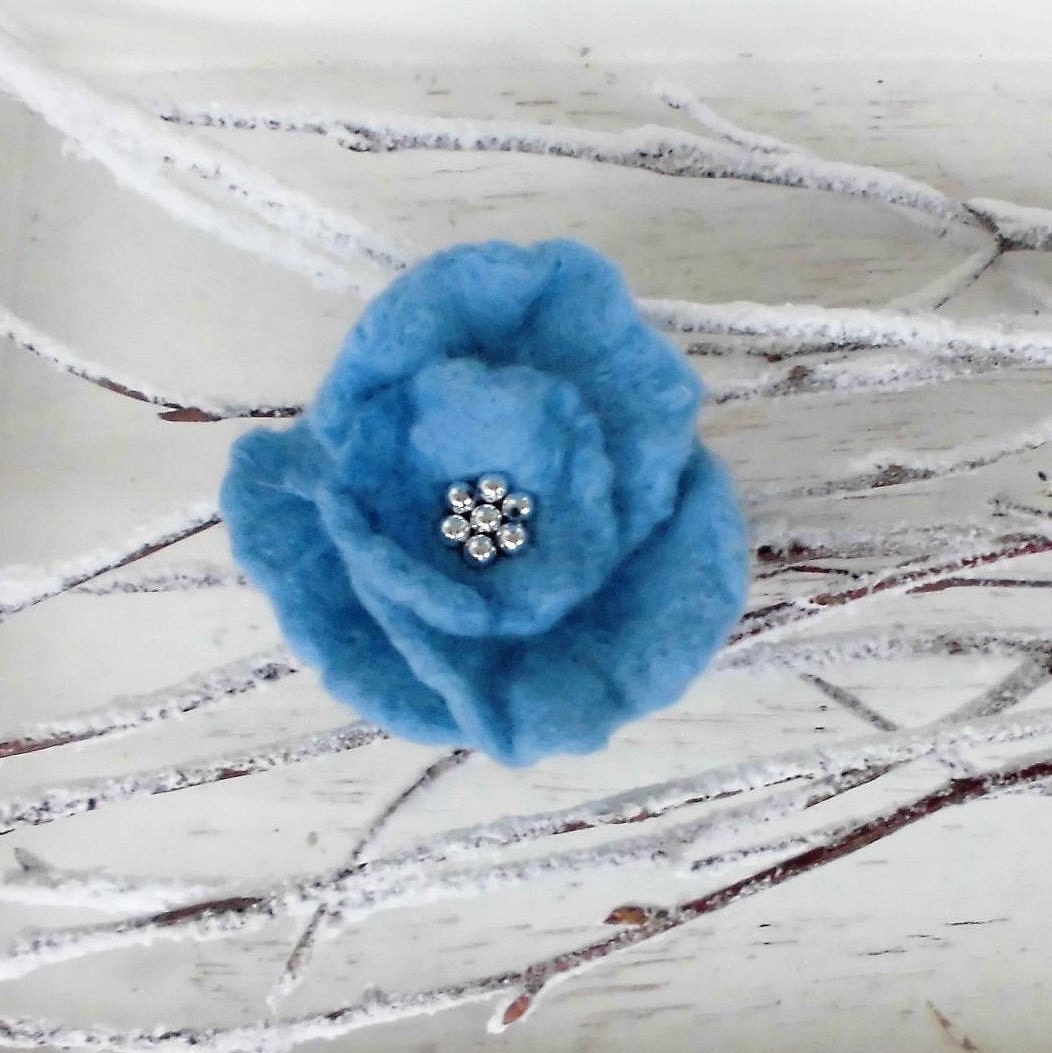 Filzblume Filzbrosche Hellblau Bestickt Mit Silberfarbigen Rocaillesperlen von MaomaKreativdesign