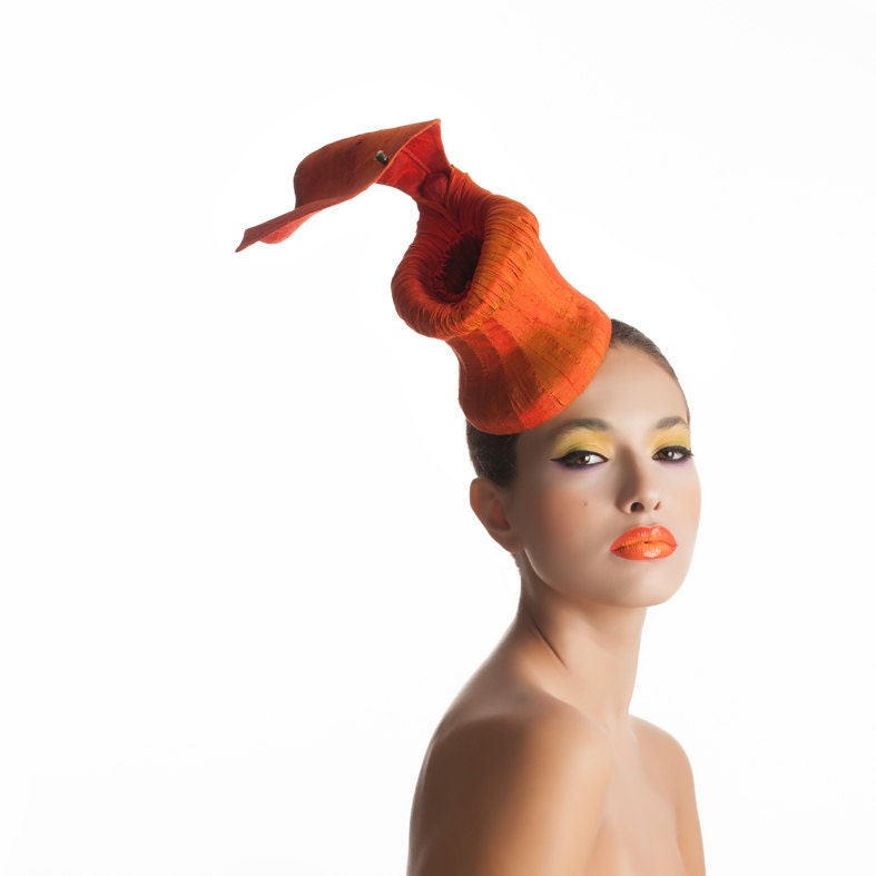 Orange Kannenpflanze Kopfschmuck, Falten Seide Fascinator von Maorzabar