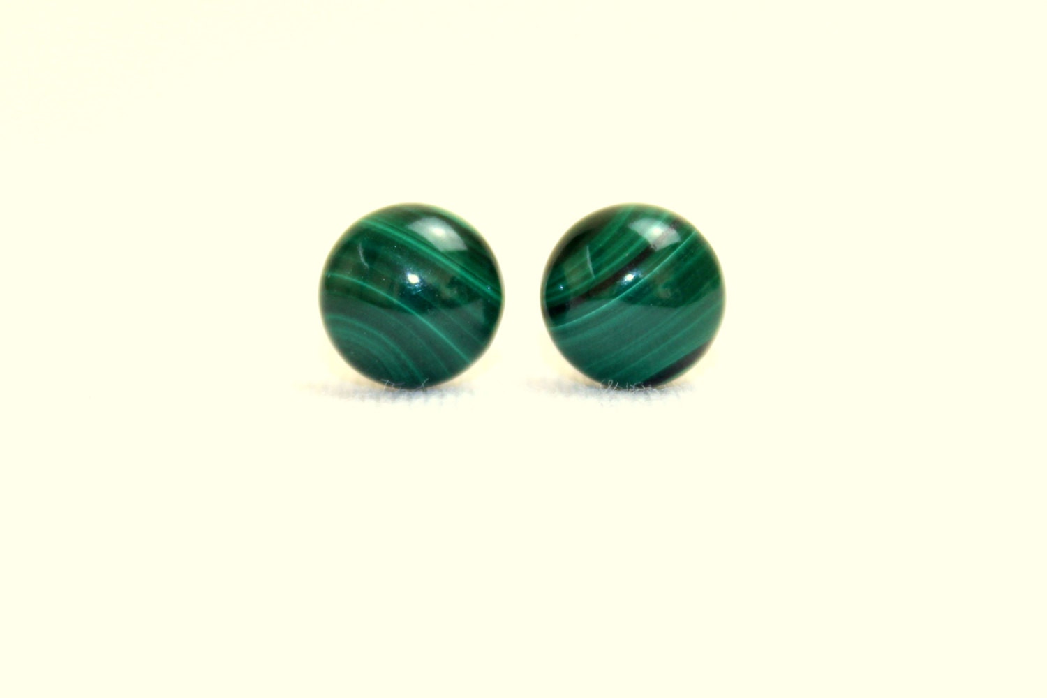 8mm Malachit Ohrstecker Grün Malakit Cabochon Rund Mapenzigems 8mm Malachit Ohrstecker Grün Malakit Cabochon Rund Mapenzigems von MapenziGems