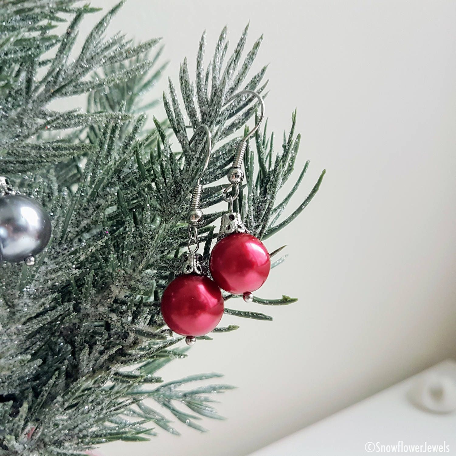 Beerenrote Weihnachtsornamente Ohrringe Beerenrote Weihnachtsornamente Ohrringe von MapleAndGinkgo
