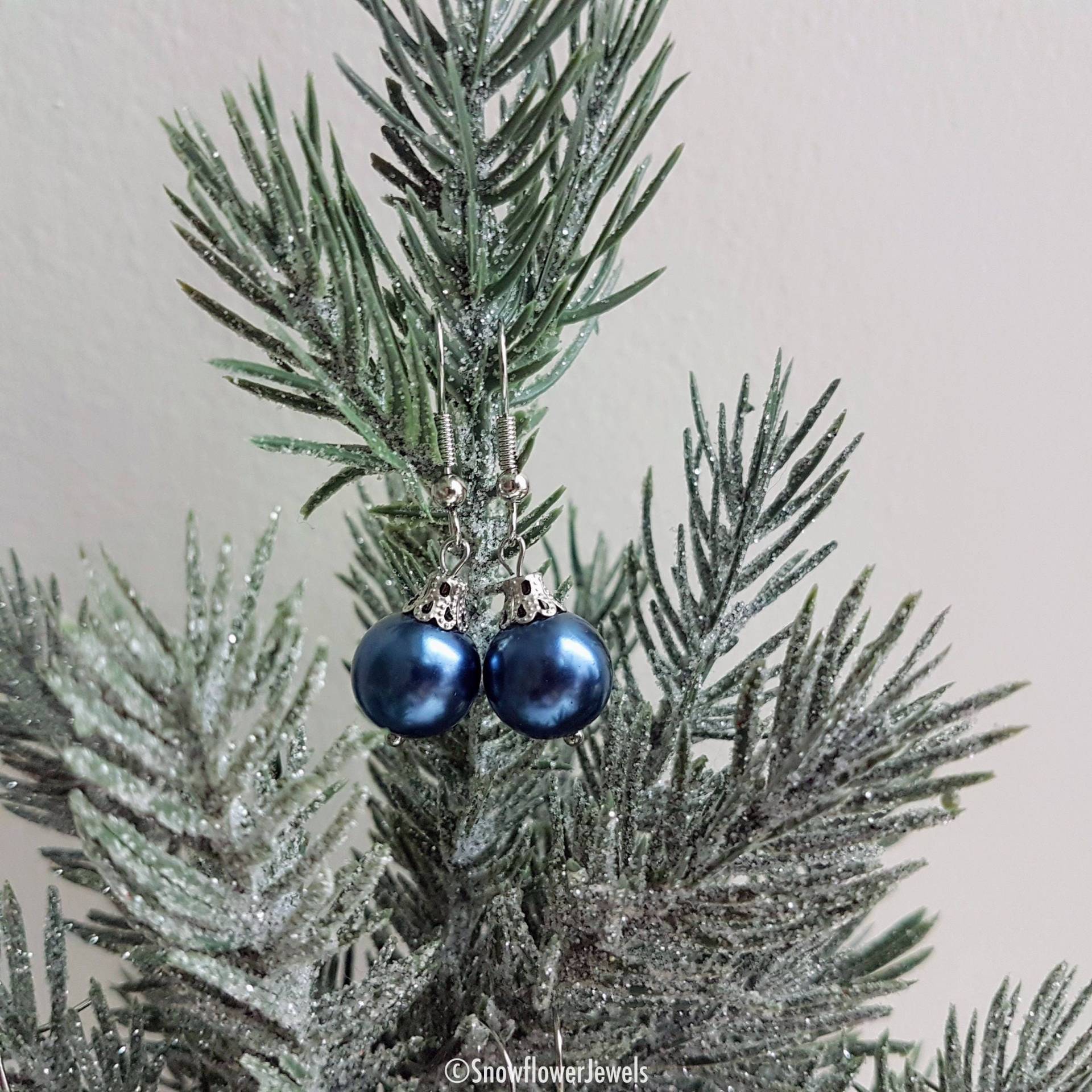 Ohrringe in Form Einer Himmelblauen Weihnachtsverzierung Ohrringe in Form Einer Himmelblauen Weihnachtsverzierung von MapleAndGinkgo