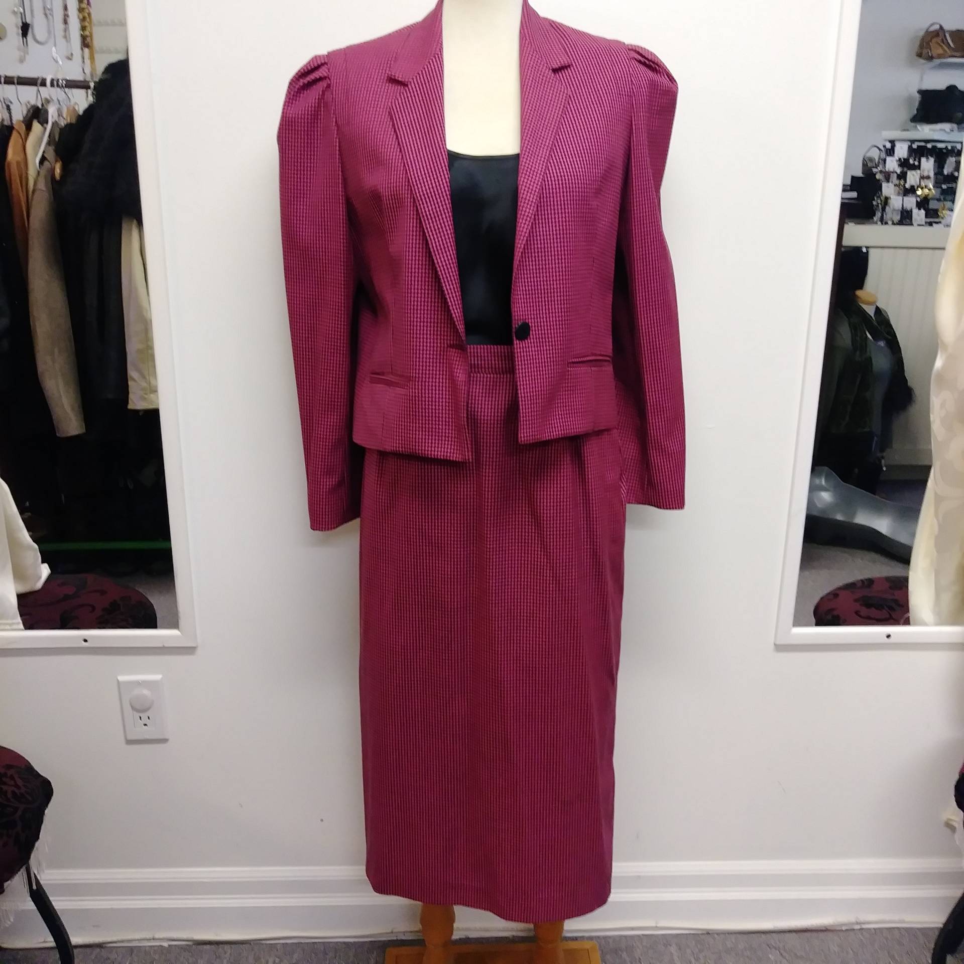 90Er Jahre Gingham Rosa & Schwarz Anzug Für Skirt'n Sweater Läden - Set Aus Wolle, Blazer Und Rock, Made in France 90Er Jahre Gingham Rosa & Schwarz Anzug Für Skirt'n Sweater Läden - Set Aus Wolle, Blazer Und Rock, Made in France von MapleKeysEclectic