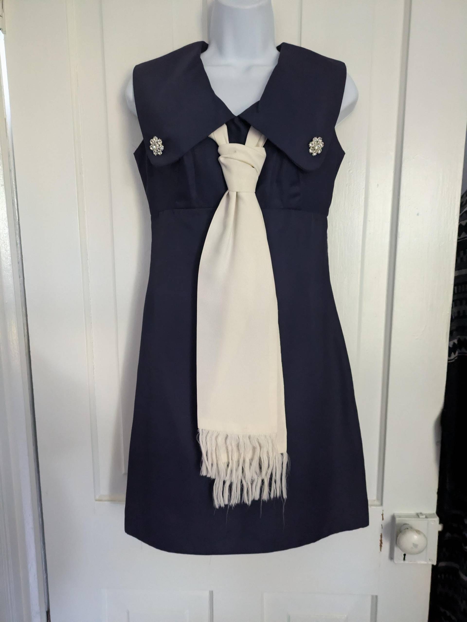 Vintage Nautikkleid Von Bell Rose Originales - Marineblau Mit Weißer Krawatte 60Er Jahre Minikleid Vintage Nautikkleid Von Bell Rose Originales - Marineblau Mit Weißer Krawatte 60Er Jahre Minikleid von MapleKeysEclectic