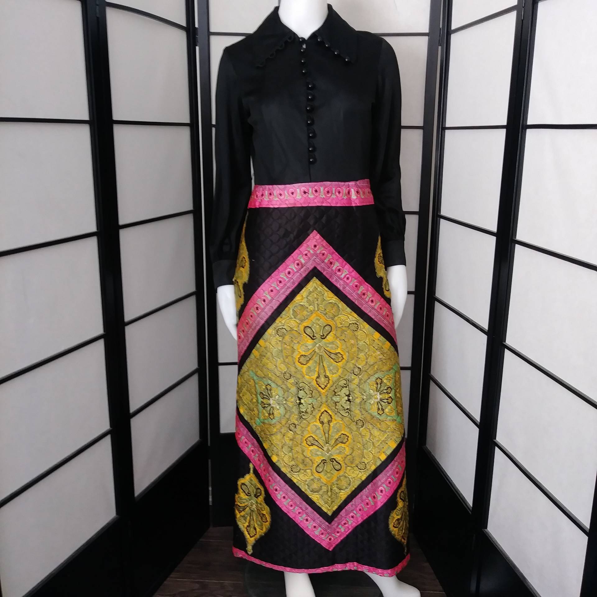 Wunderschönes Vintage 60Er 70Er Jahre Kragen Maxi Kleid Von Missy House Of Canada - Schwarz, Pink, Gelb Paisley, Geometrisch, Gequiltet, Bodenlang Wunderschönes Vintage 60Er 70Er Jahre Kragen Maxi Kleid Von Missy House Of Canada - Schwarz, Pink, Gelb Paisley, Geometrisch, Gequiltet, Bodenlang von MapleKeysEclectic