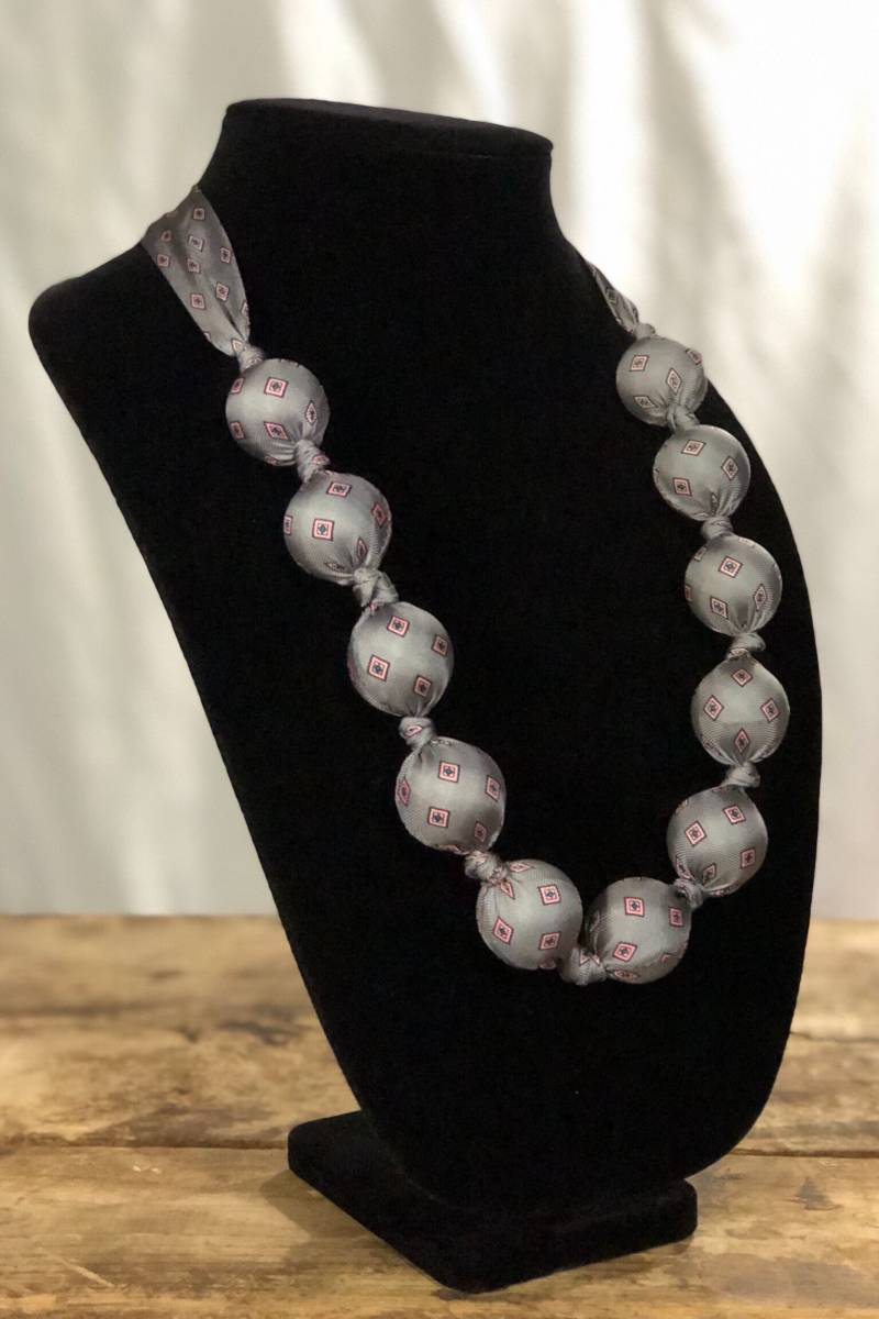 Upcycled Krawatte Halskette Upcycled Krawatte Halskette von MapleSeedMarket