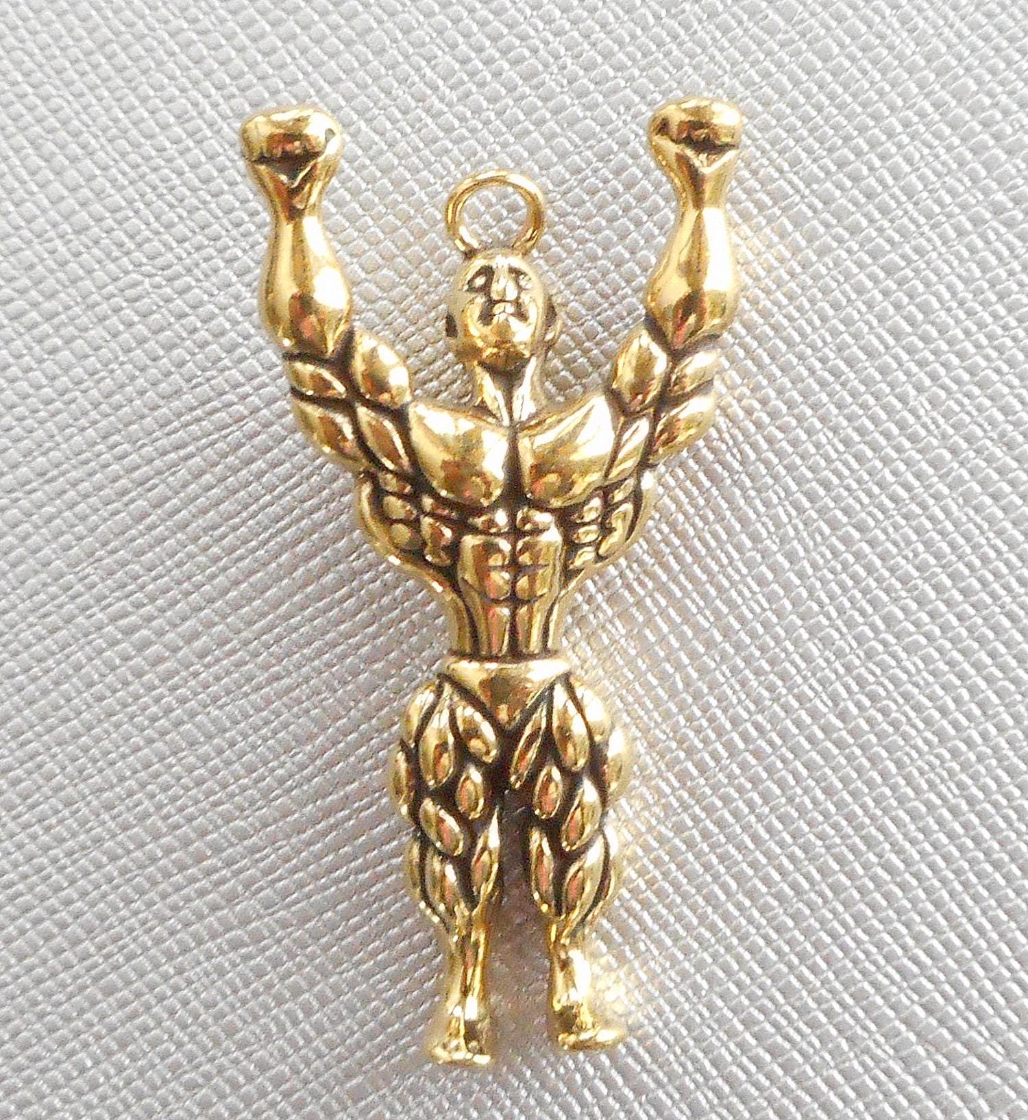 1-Teilig-1, 7-Zoll-Gold-Ton-Edelstahl Muskelmann Charm Anhänger, Gymnastik Anhänger 1-Teilig-1, 7-Zoll-Gold-Ton-Edelstahl Muskelmann Charm Anhänger, Gymnastik Anhänger von Maplebeads