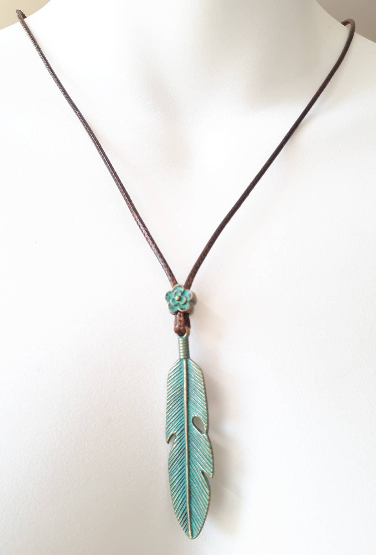 2, 25" Große Patina Messing Feder Charme Anhänger Wachs Seil Handgemachte Verstellbare Halskette 2, 25" Große Patina Messing Feder Charme Anhänger Wachs Seil Handgemachte Verstellbare Halskette von Maplebeads