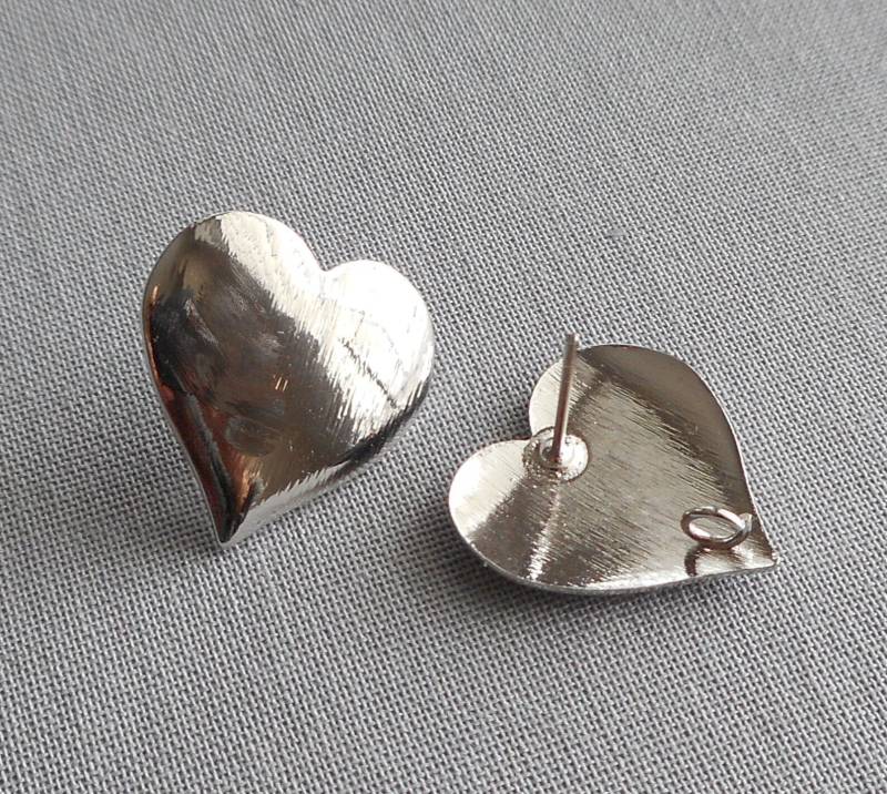 4 Stück, 2 Paar Silberfarbene Herz Ohrstecker Mit 1 Öse Zum Einfachen Herunterhängen von Maplebeads