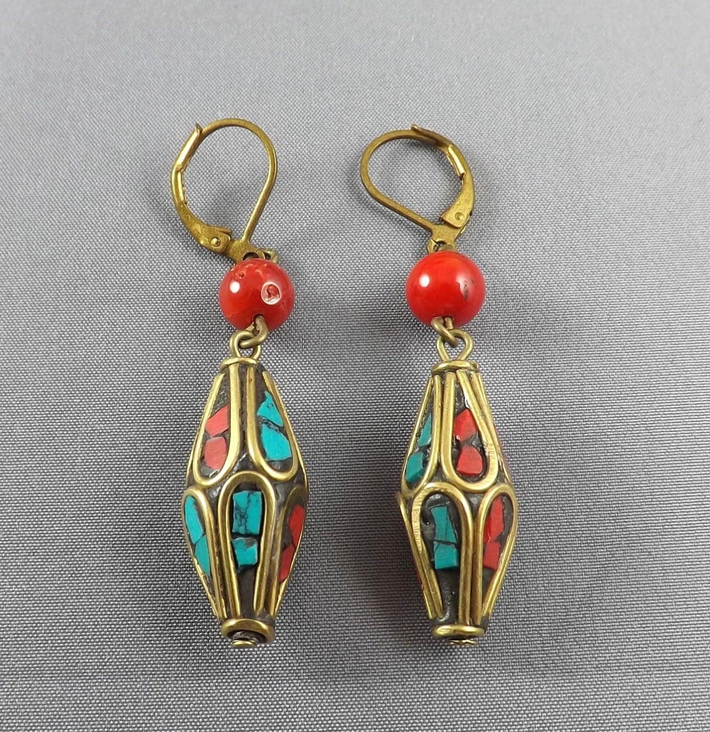 Handgemacht Mit Türkis, Koralle Messing Perlen, Einzigartige Baumelnde Ohrringe Handgemacht Mit Türkis, Koralle Messing Perlen, Einzigartige Baumelnde Ohrringe von Maplebeads
