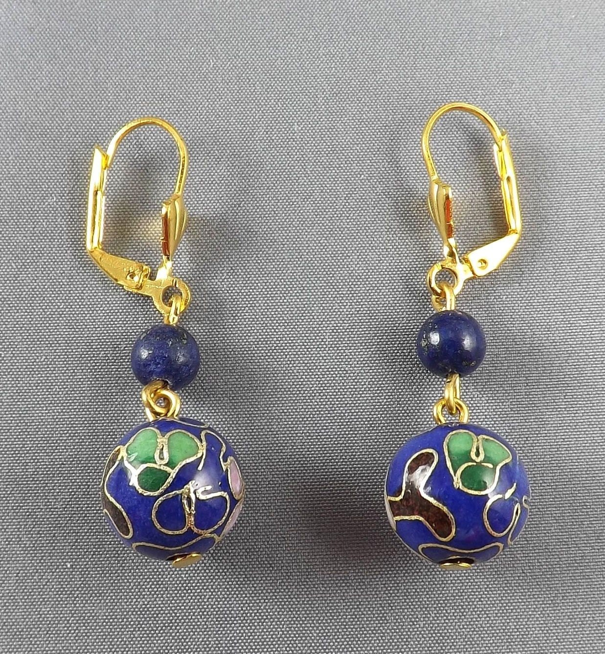 Handgemachte Blaue Cloisonne & Lapis Lazuli Ohrringe Handgemachte Blaue Cloisonne & Lapis Lazuli Ohrringe von Maplebeads