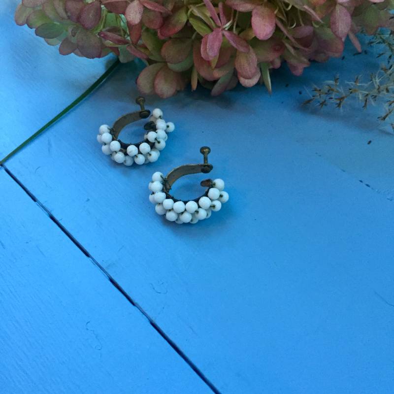 Vintage 1930Er Jahre Glas Perlen Ohrringe, Weiß Braut Ohrringe von Mapleclovervintage