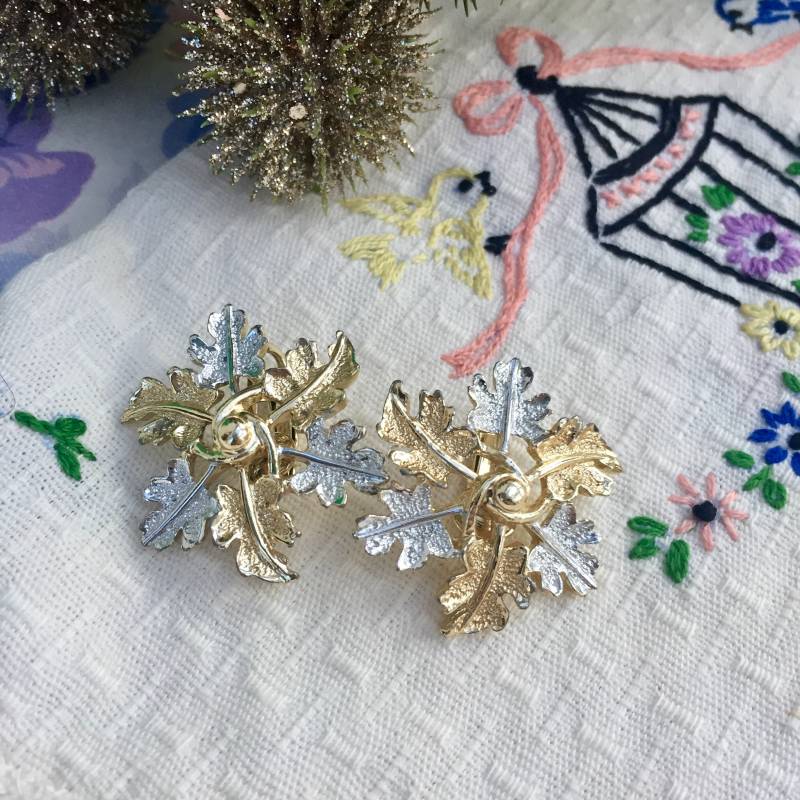Vintage Blatt Ohrringe, Gold Und Silber Mid Century Clip-On Ohrringe von Mapleclovervintage