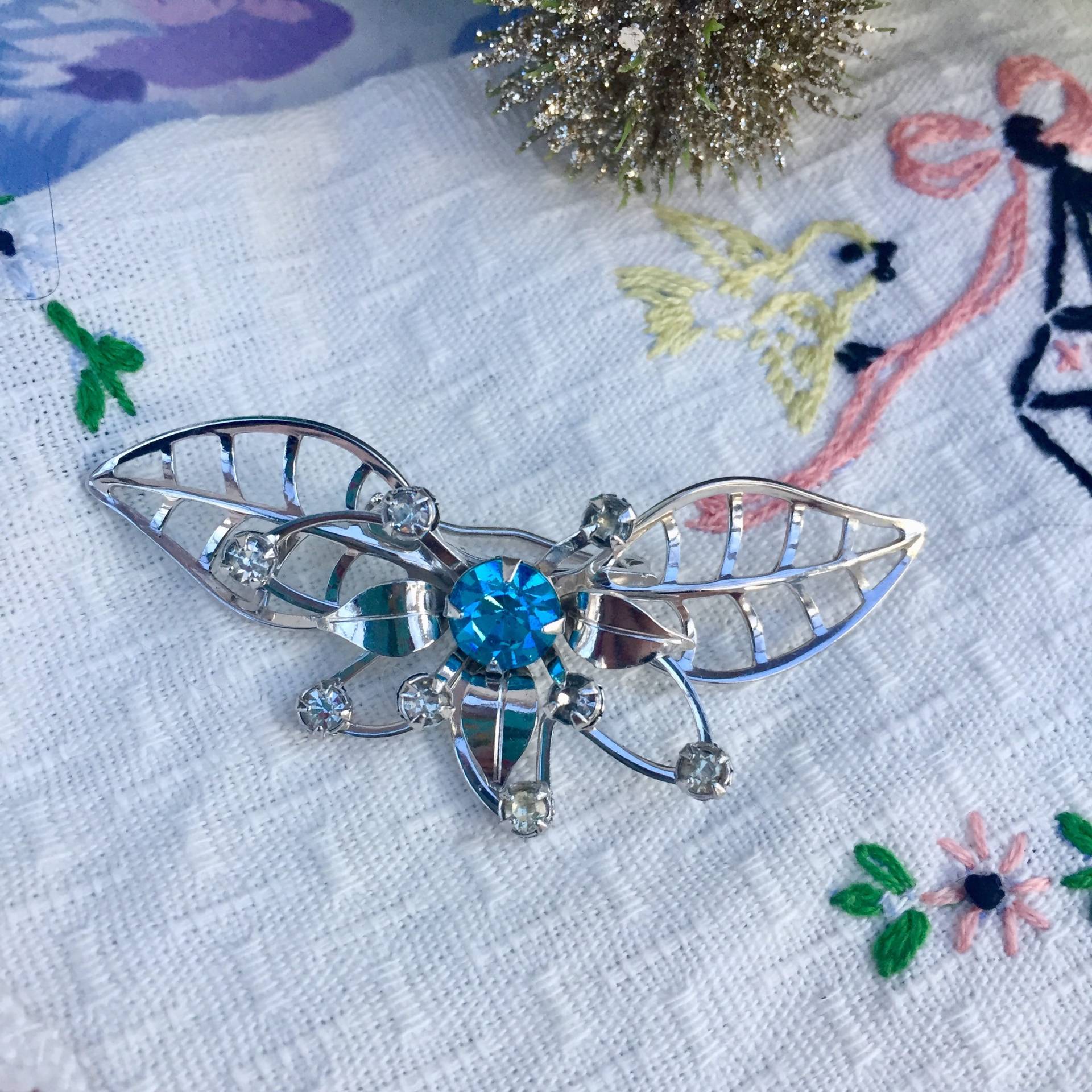 Vintage Schmetterling Brosche, Pin, Mid Century Kostüm Pin von Mapleclovervintage