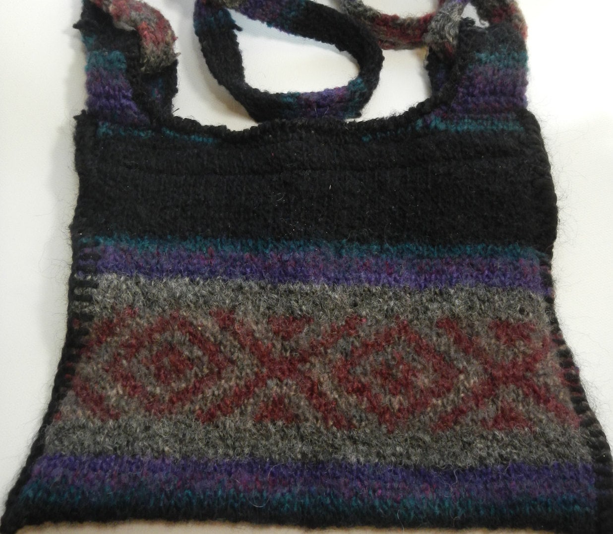 Gefilzte Manos Pullover Umhängetasche Schwarz Weinrot Grau Lila Gestreift Gefilzte Manos Pullover Umhängetasche Schwarz Weinrot Grau Lila Gestreift von MaplewoodFiberarts