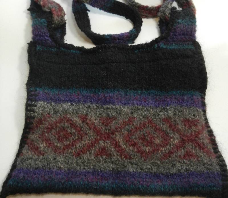 Gefilzte Manos Pullover Umhängetasche Schwarz Weinrot Grau Lila Gestreift Gefilzte Manos Pullover Umhängetasche Schwarz Weinrot Grau Lila Gestreift von MaplewoodFiberarts