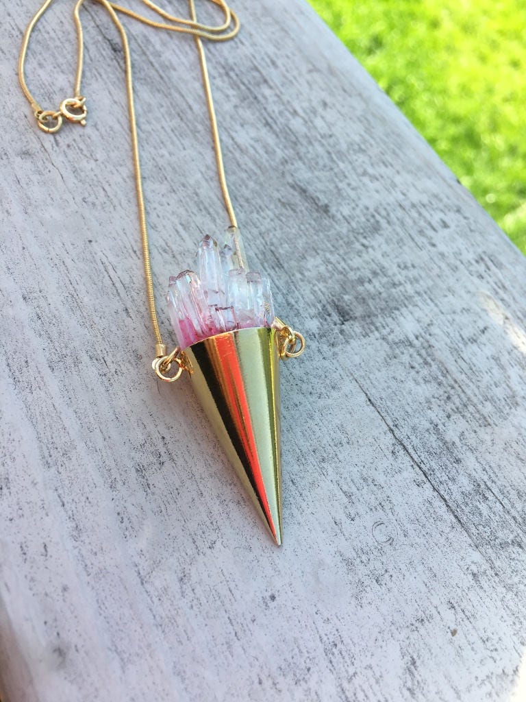 Gold Cone Crystal Quartz Halskette Langer Druzy Edelstein Anhänger Gold Cone Crystal Quartz Halskette Langer Druzy Edelstein Anhänger von Maquia
