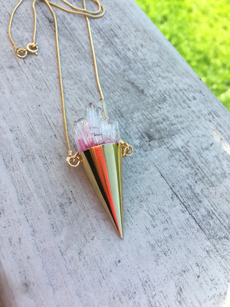 Gold Cone Crystal Quartz Halskette Langer Druzy Edelstein Anhänger Gold Cone Crystal Quartz Halskette Langer Druzy Edelstein Anhänger von Maquia