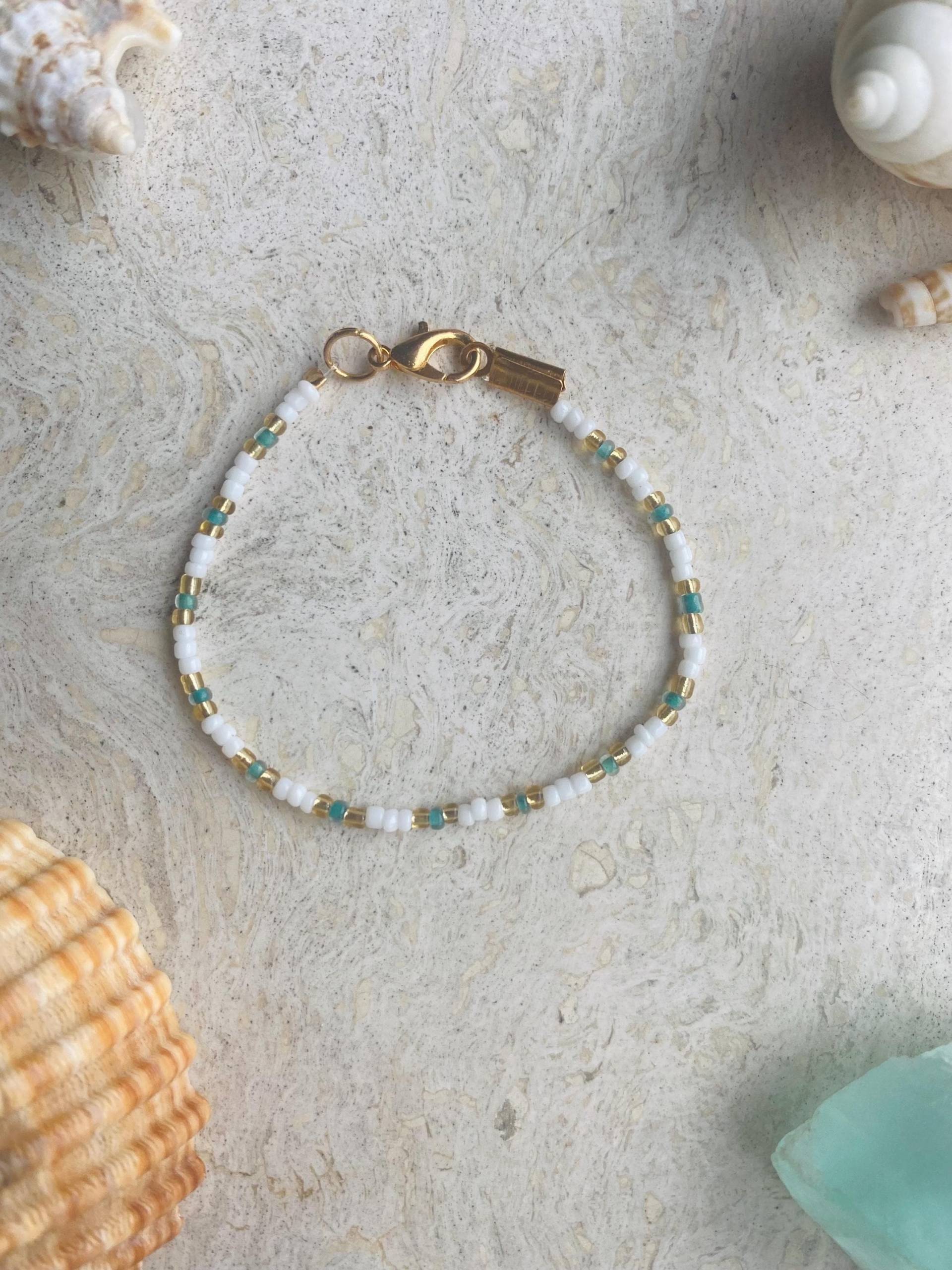 Perlenarmband Mit Goldenen Details Perlenarmband Mit Goldenen Details von MarAndShells