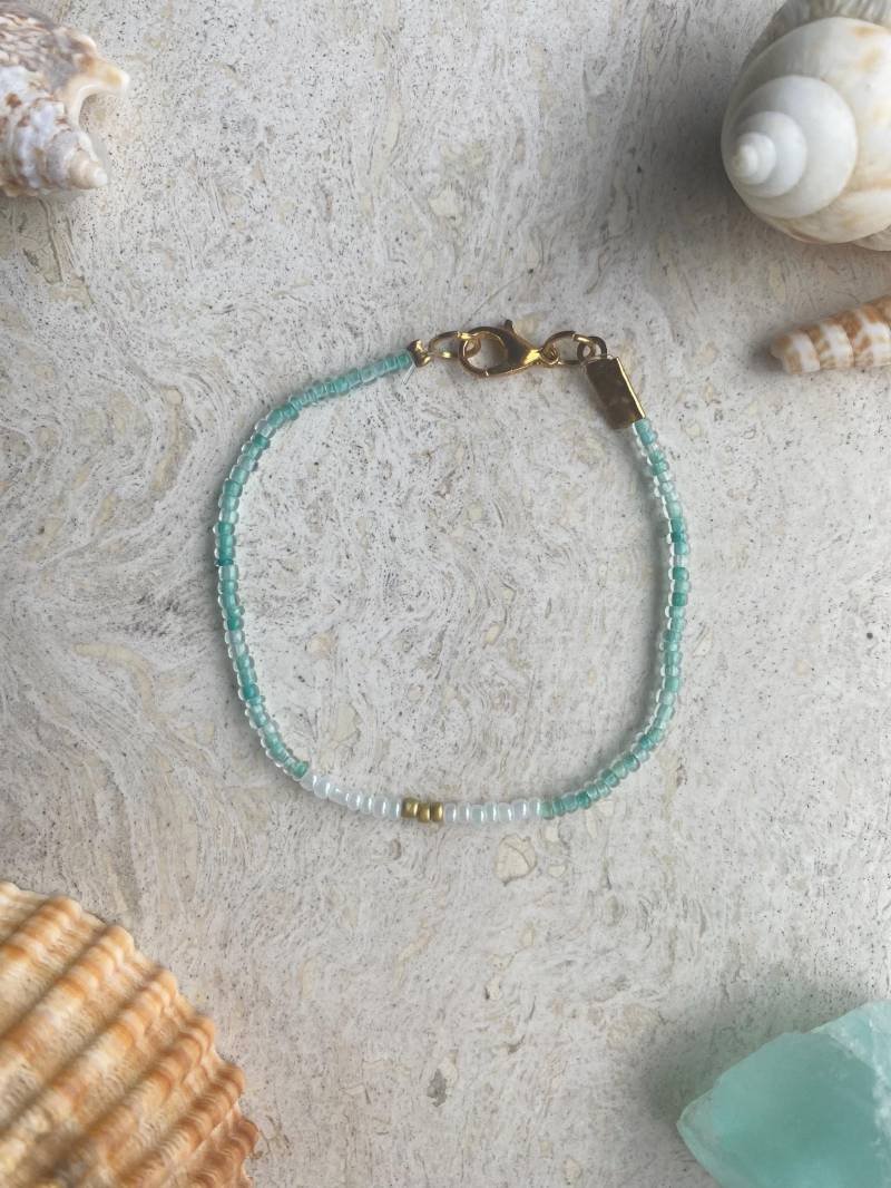 Türkises Perlenarmband Mit Gold-Weißen Details von MarAndShells